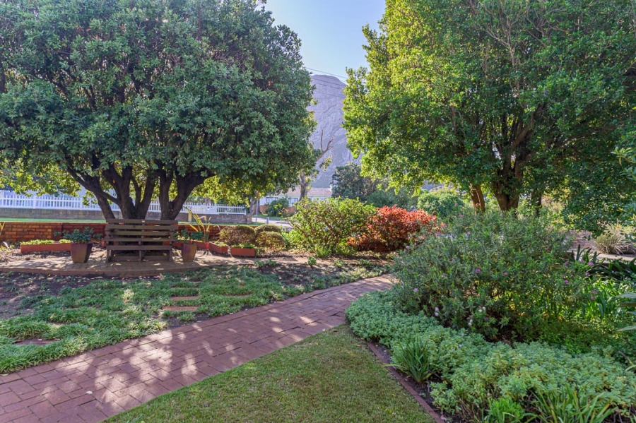 4 Bedroom Property for Sale in Voelklip Western Cape